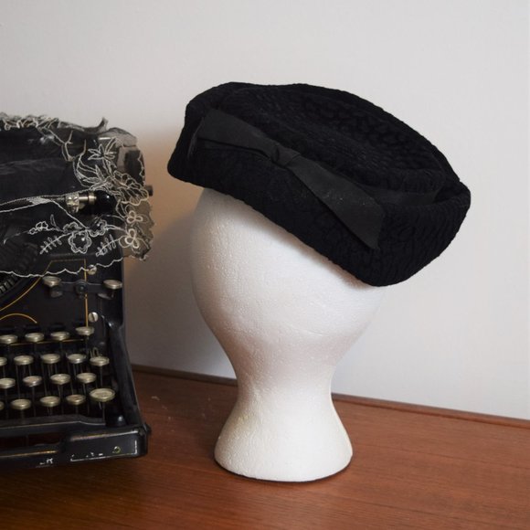 1950s 1960s "L.T." Black Felt Pillbox Hat - Picture 6 of 8